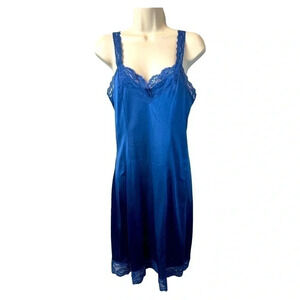 VINTAGE Leggs Slip Womens 34 Petite. 100% Nylon Full Slip Made in USA.